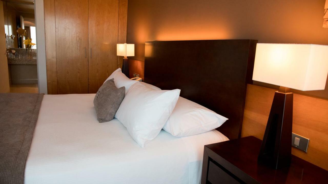 Mds Hotel Calama Luaran gambar A bed with pillows
